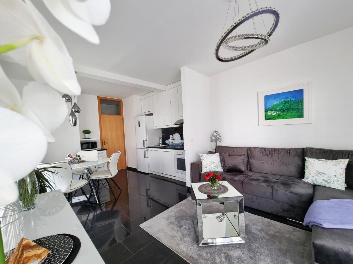Deluxe Novalja Apartment Exterior photo